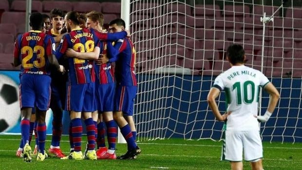 Un pobre Barça no empeora su drama