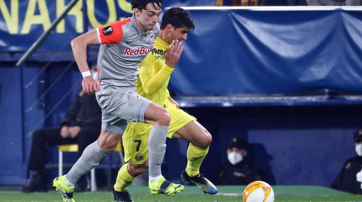 Los jugadores del Villarreal, tras uno de los goles del equipo contra el Salzburgo