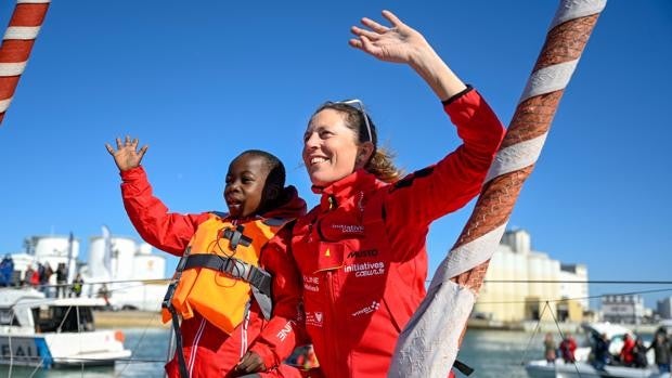 Sam Davies rindió homenaje a todo el equipo que ayudó a reparar el barco en Ciudad del Cabo