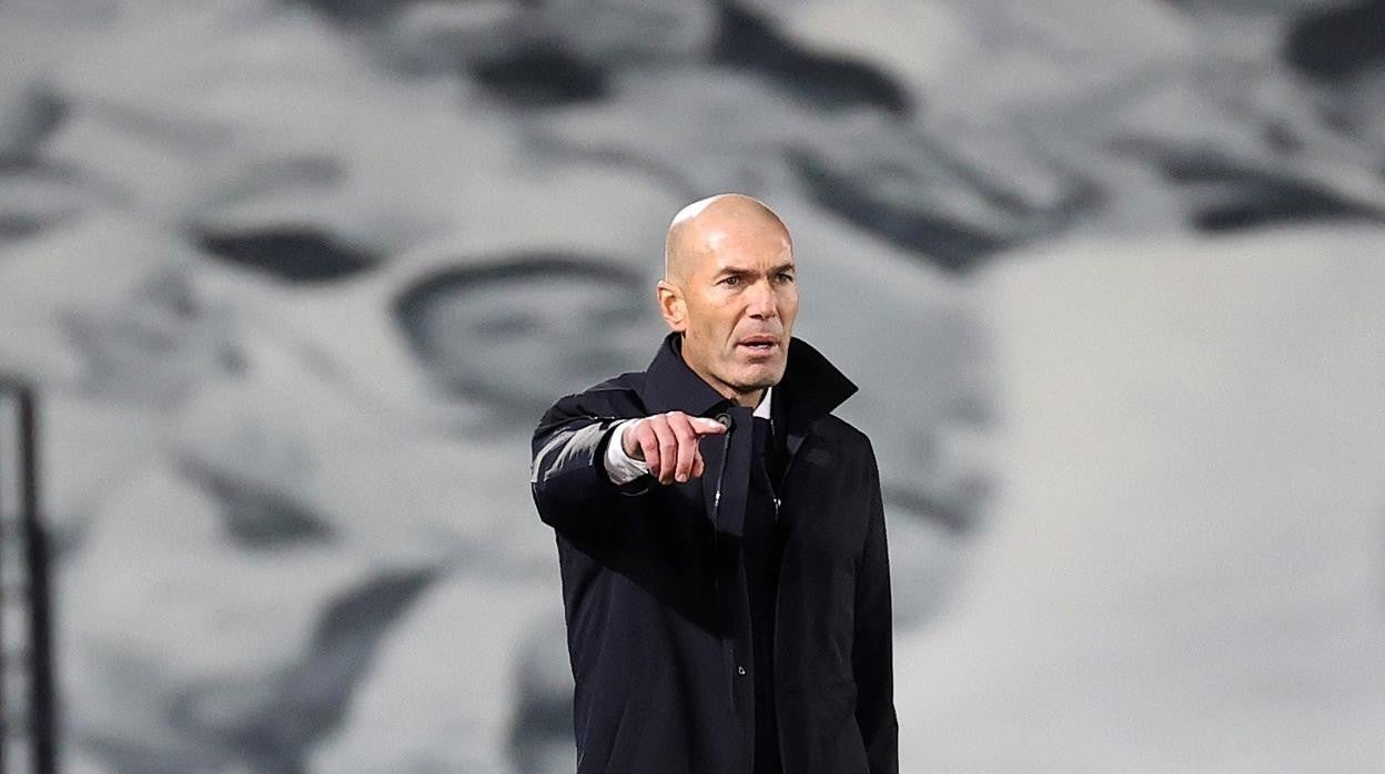 Zidane da indicaciones durante el partido ante el Inter