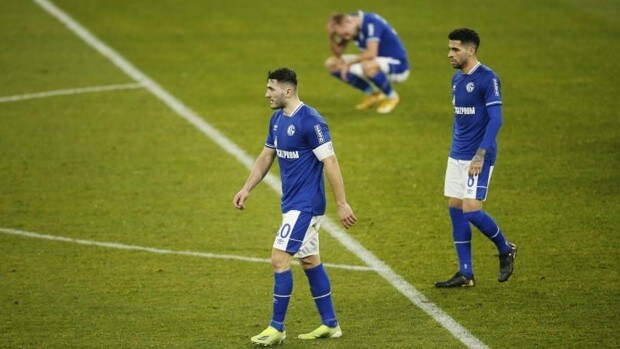 Un conato de rebelión y un descenso cantado en las horas más bajas del Schalke 04