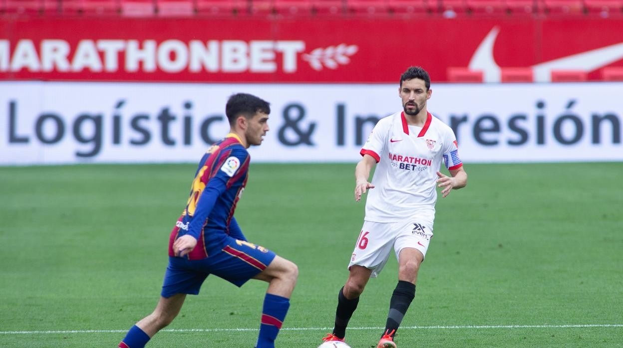 Pedri controla el balón ante Navas