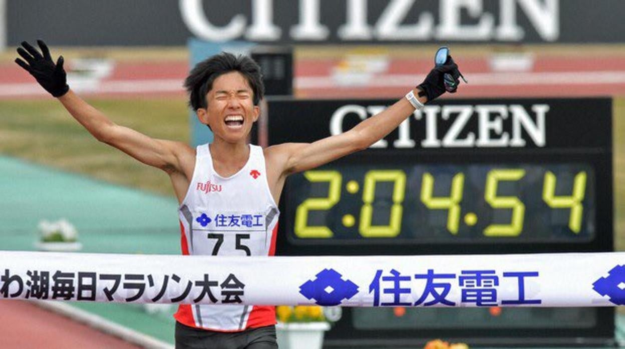 Histórica marca de Kengo Suzuki: el primer nacido fuera de África en bajar de dos horas y cinco minutos