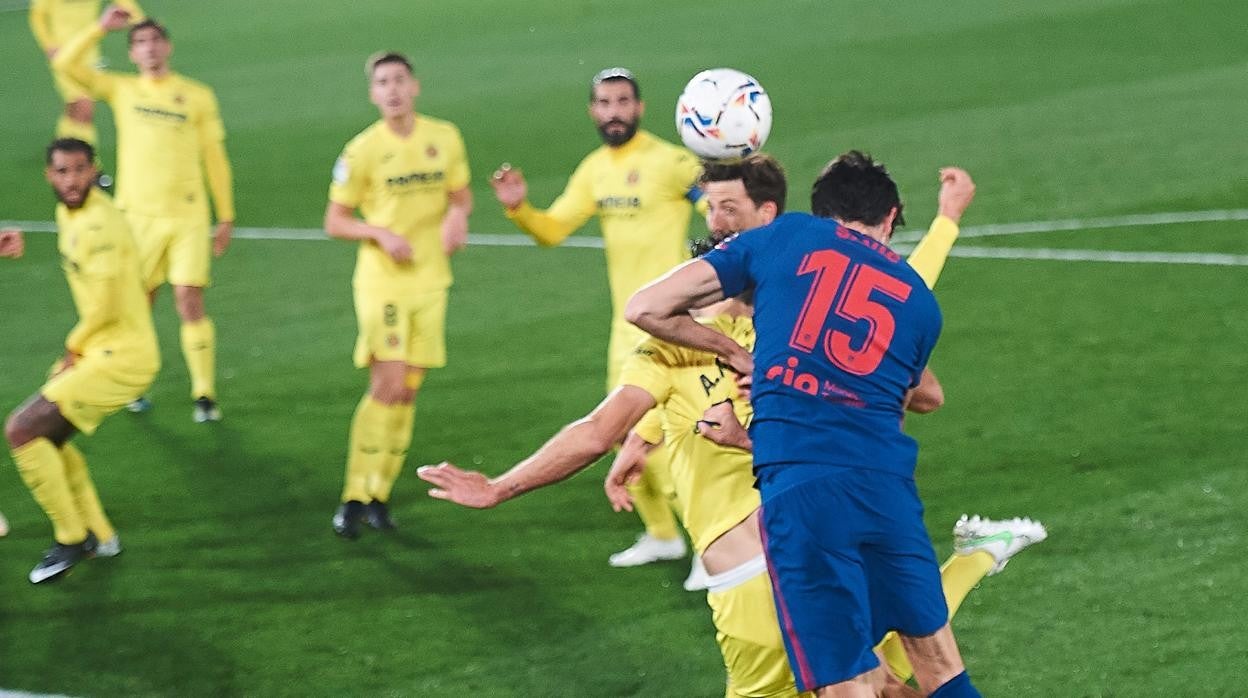 Savic remata a puerta en el gol del Atlético