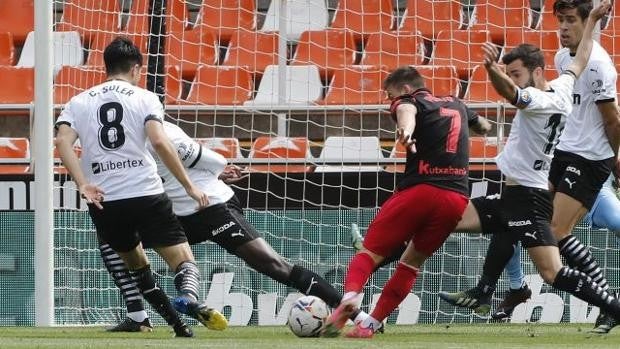 El Valencia salva un empate con el campeón de la Copa