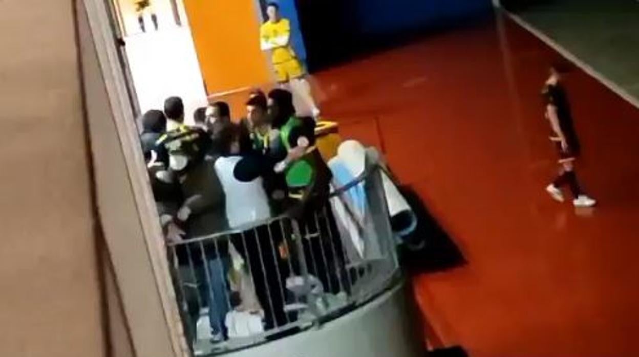 Los jugadores de Jaén, en la escalera que da acceso a la grada