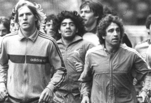 esteban y schuster compartieron vestuario con maradona en barcelona.