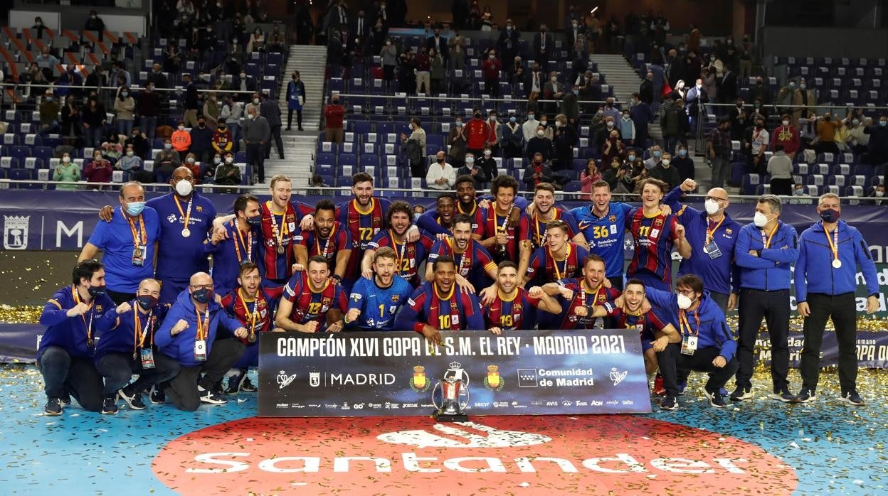 El Barça posa con la Copa del Rey