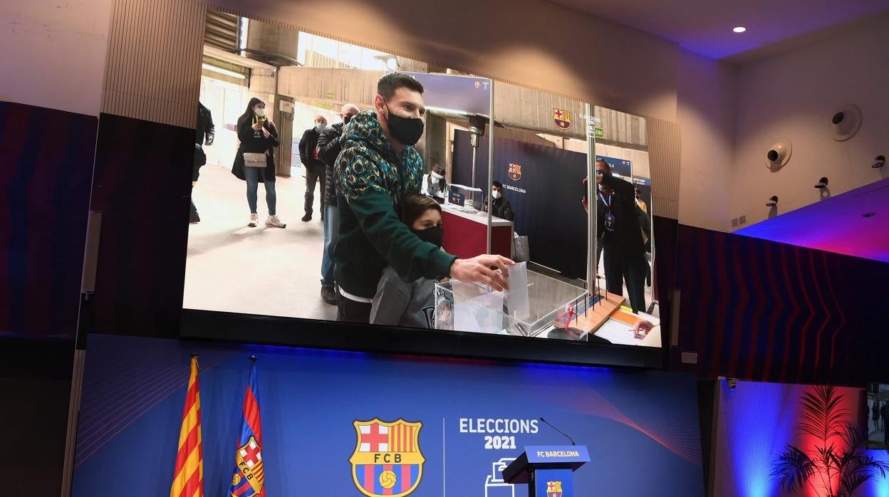 Messi acudió a votar acompañado por su hijo Thiago