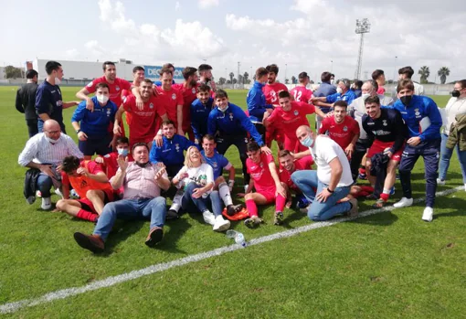 Los jugadores del Viso celebran la victoria ante el Atlético Onubense en el césped de la ciudad deportiva del Decano