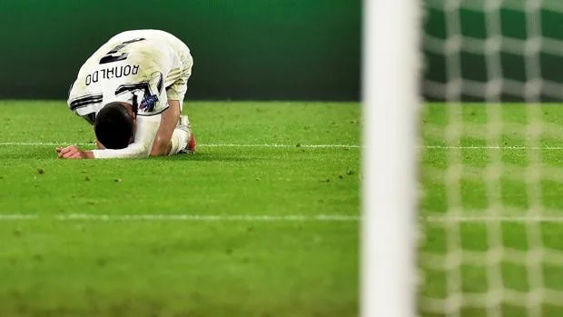 Cristiano, presa de nuevo de su maldición, objetivo de las críticas tras el desastre de la Juventus
