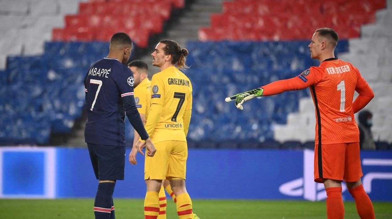 Griezmann se encara con Mbappé en una jugada del partido entre PSG y Barcelona