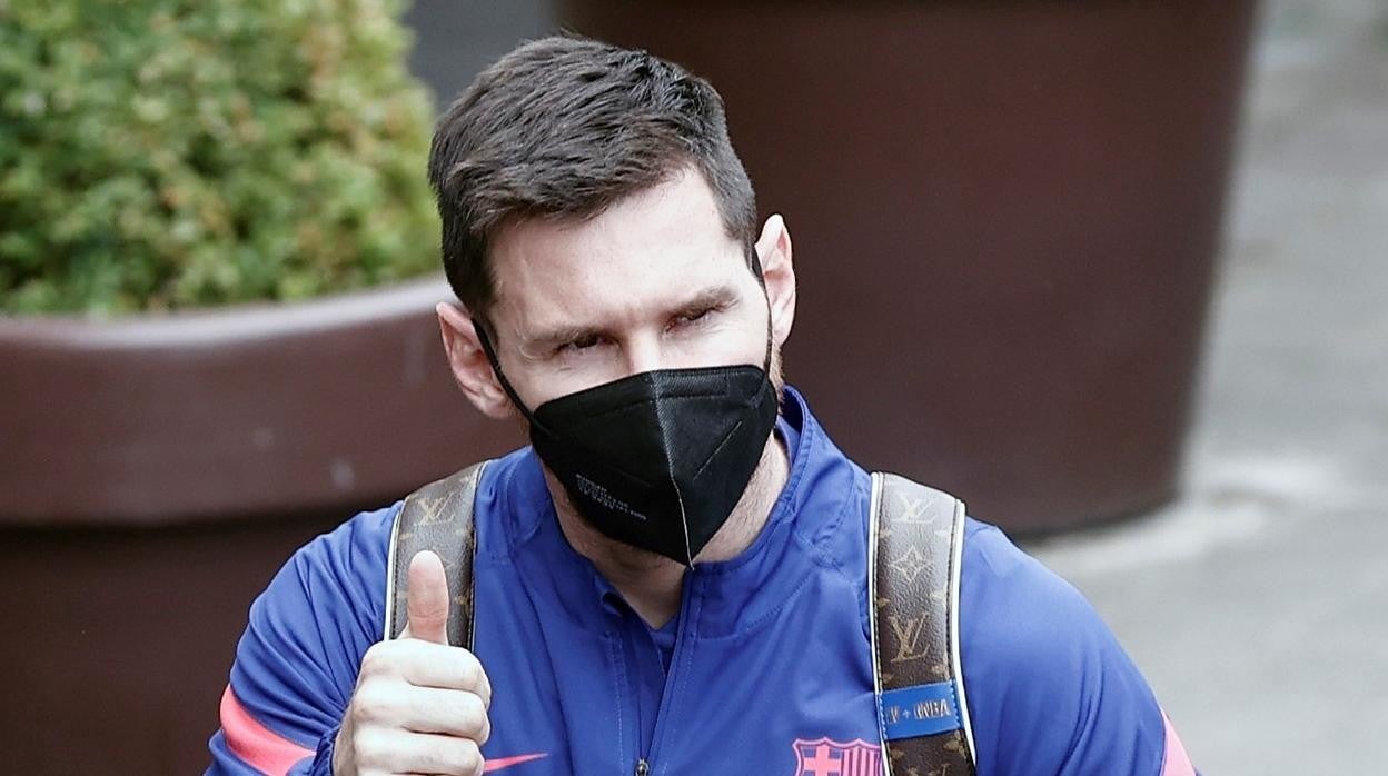 Leo Messi saluda a varios aficionados