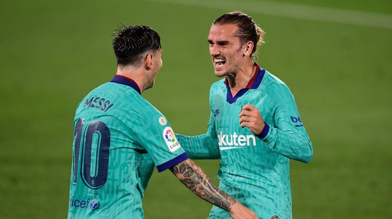 Griezmann y Messi celebran un gol del Barcelona