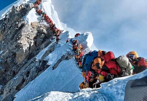 Esta comentada imagen muestra un atasco de alpinistas en el Everest durante mayo de 2019