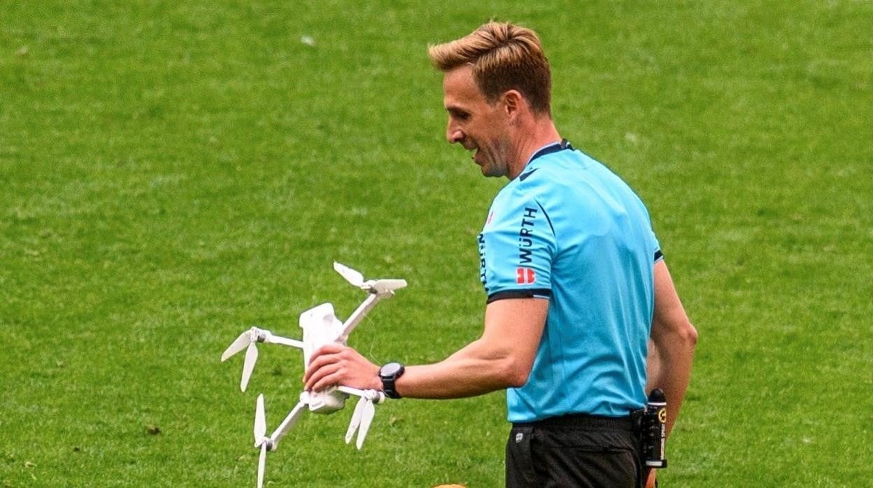 Un dron cae en San Mamés en pleno partido