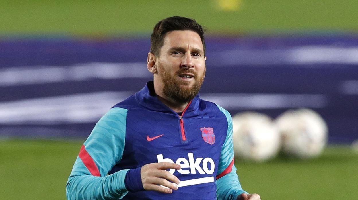 Leo Messi calienta antes del partido ante el Huesca