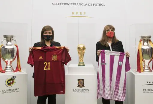 Sonia Corral junto a Silvia Dorschnevora, delegada de la selección española