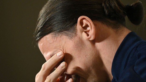 Ibrahimovic rompe a llorar en rueda de prensa