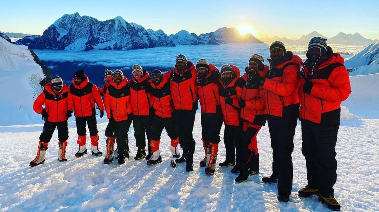 El equipo de Bahréin, en una imagen del pasado año en el campo base del Manaslu