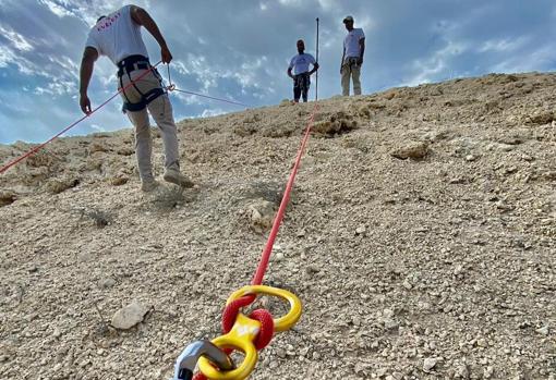 Una imagen de la preparación del equipo en el desierto