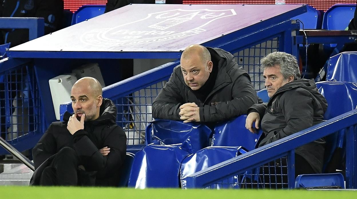 Guardiola y su cuerpo técnico, en un partido del City