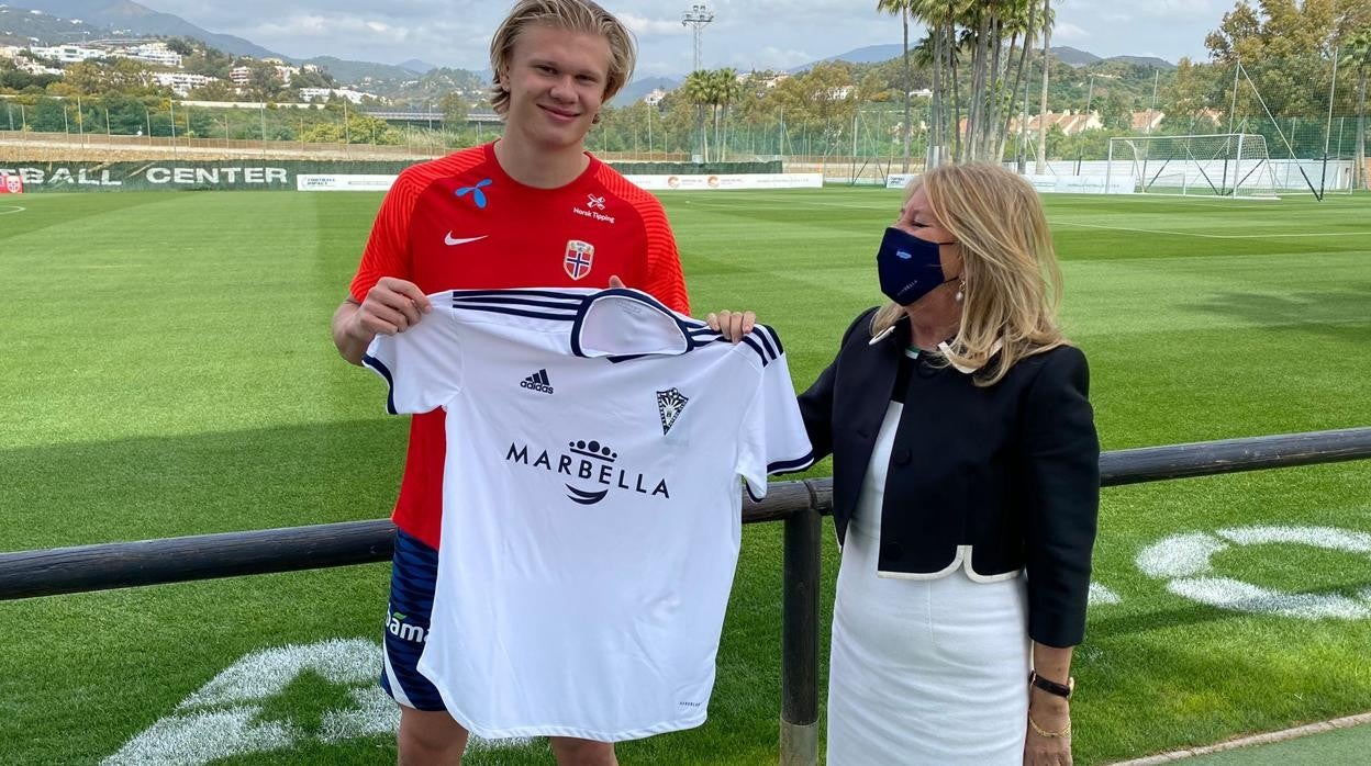 Ángeles Muñoz, la alcaldesa, ha regalado una camiseta del Marbella a Haaland