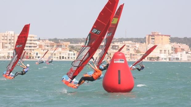 Baleares domina en Santa Pola en el Nacional Juvenil de Windsurf