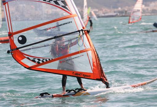 Baleares domina en Santa Pola en el Nacional Juvenil de Windsurf