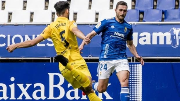 El Oviedo supera al Málaga en un duelo sin nada en juego