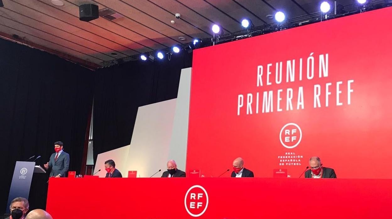 Reunión en la sede de la Federación para aborardar los detalles de la futura Primera RFEF