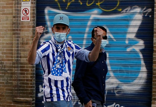 Un aficionado de la Real Sociedad por la Cuesta del Rosario