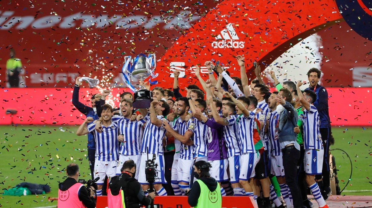 Momento en el que los jugadores de la Real Sociedad alzan la Copa del Rey