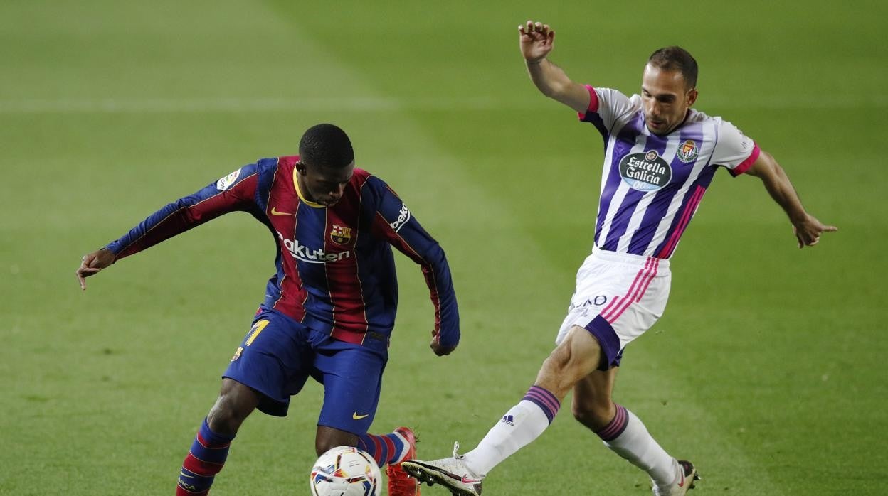 Dembélé regatea a Nacho durante el partido entre el Barcelona y el Valladolid