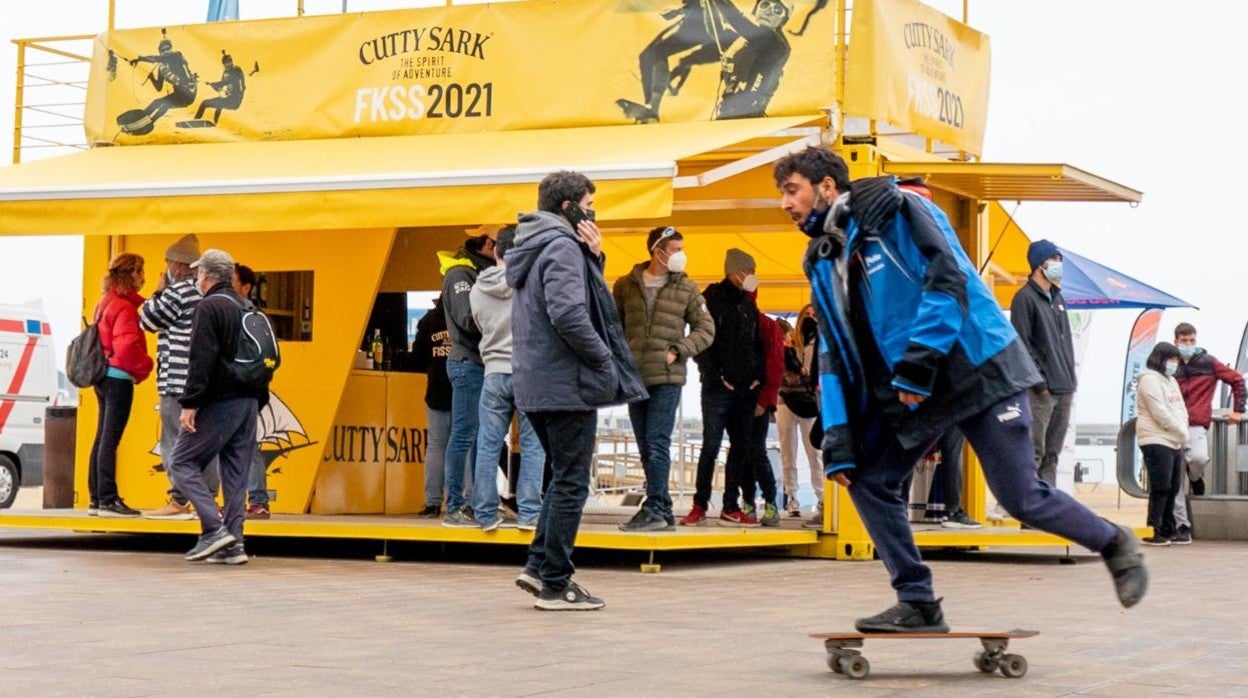 Los regatistas mataron el tiempo en el container de Cutty Sark en la estéril espera por la falta de viento