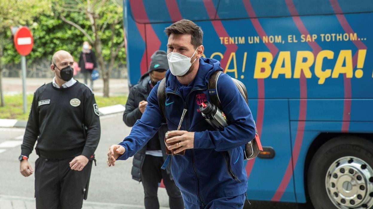 Messi baja del autocar al llegar al hotel de concentración en Madrid