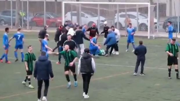 Brutal tangana en un partido de la regional catalana