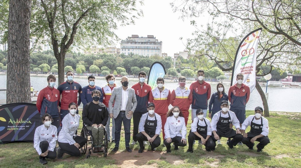 Javier Imbroda, con los deportistas y los participantes de «Talento Cruzcampo»