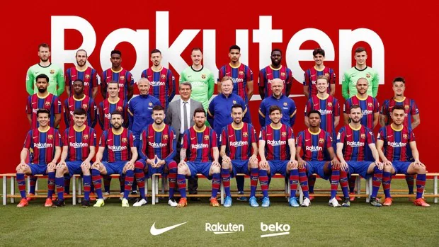 El gesto de Piqué con mensaje en la foto oficial del Barcelona