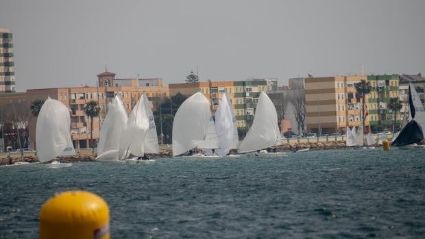 Penúltimo asalto al Circuito Alcaidesa Marina J80 Winter Series en aguas de La Línea