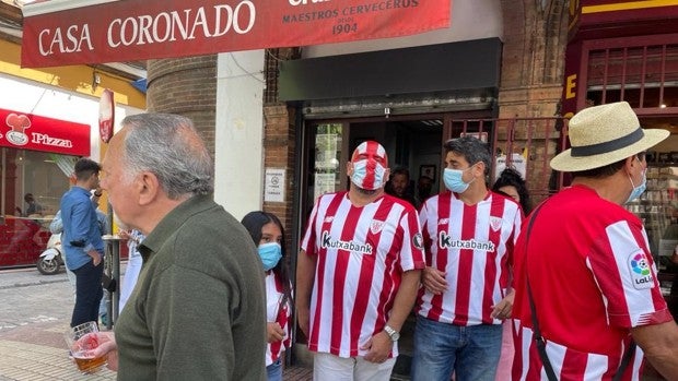 La afición del Athletic pone el color y los farolillos antes de la final de Copa ante el Barcelona en Sevilla