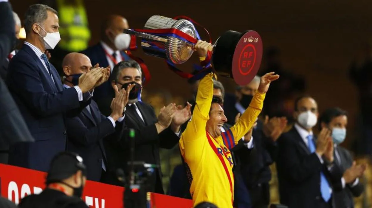 El Rey aplaude a Messi tras entregarle la Copa del Rey