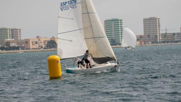 El «Península» se afianza en el Circuito Alcaidesa de J80a falta de una regata en aguas de La Línea