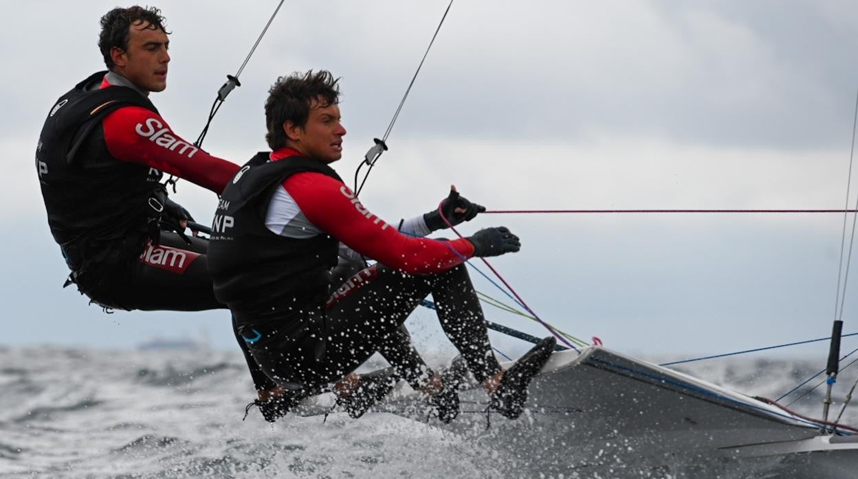 Los hermanos Alonso afianzan su liderato en el Campeonato de España de 49er