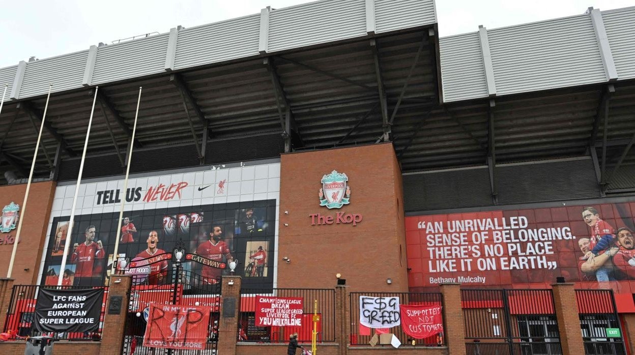 El estadio de Anfield, repleto de pancartas de los aficionados