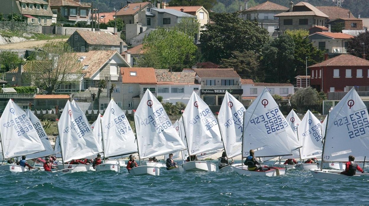 Comienza en la ría de Vigo el Trofeo Vithas con 100 Optimist