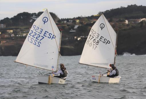 Comienza en la ría de Vigo el Trofeo Vithas con 100 Optimist