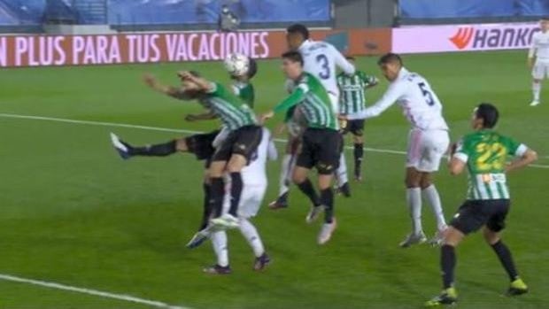 La mano en el área del Betis que ni el árbitro ni el VAR consideraron sancionable