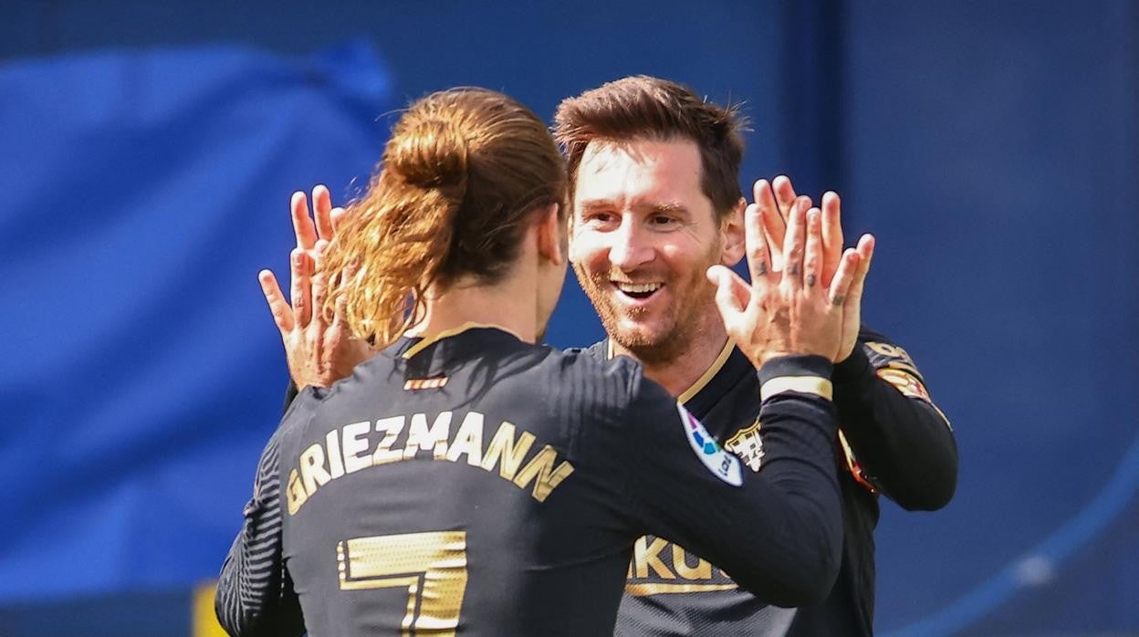 Griezmann y Messi celebran uno d elos goles del francés