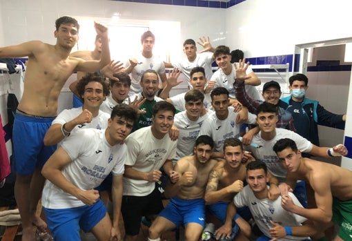 Los jugadores del Castilleja División de Honor juvenil celebran el triunfo ante el 26 de Febrero